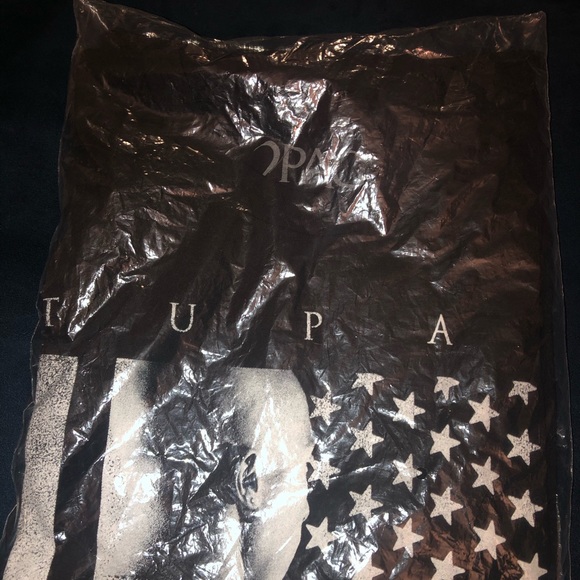 **SOLD***NWT- TUPAC TSHIRT - Picture 9 of 9